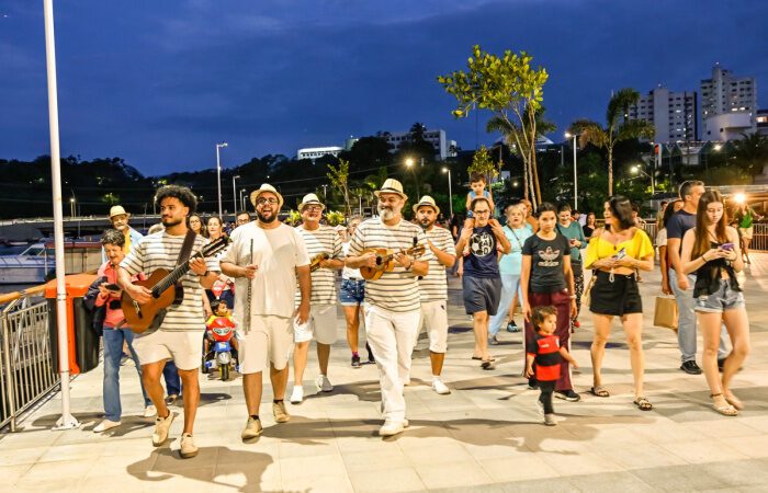 Samba ao pôr do sol movimenta novo píer do Canal de Camburi em Vitória