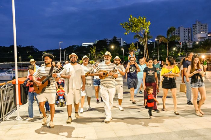 Samba ao pôr do sol movimenta novo píer do Canal de Camburi em Vitória