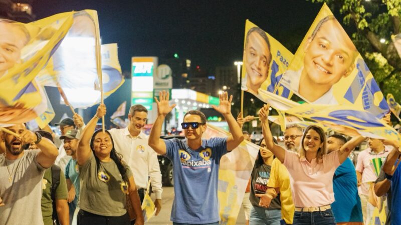 Praça dos Namorados recebe centenas de apoiadores para celebrar vitória de Pazolini no primeiro turno
