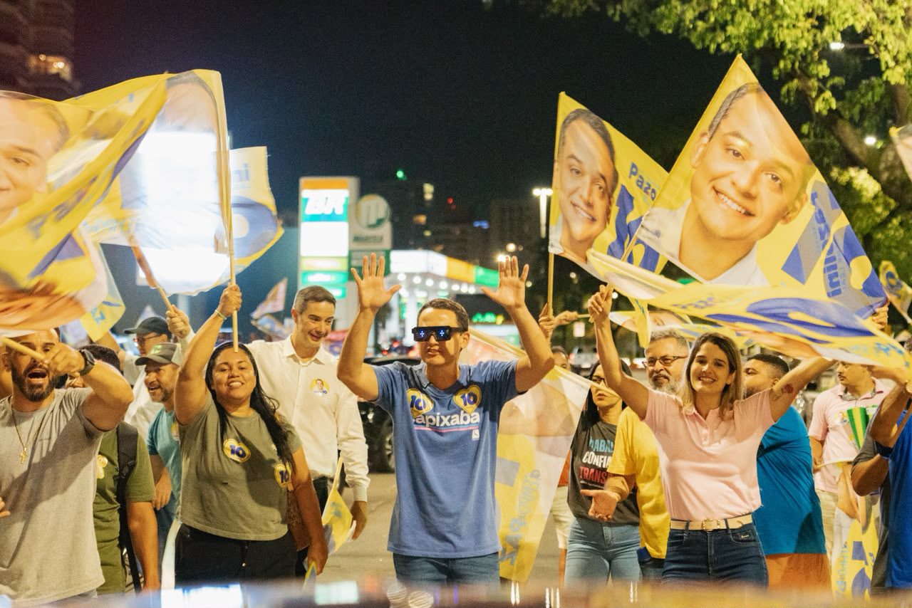 Praça dos Namorados recebe centenas de apoiadores para celebrar vitória de Pazolini no primeiro turno