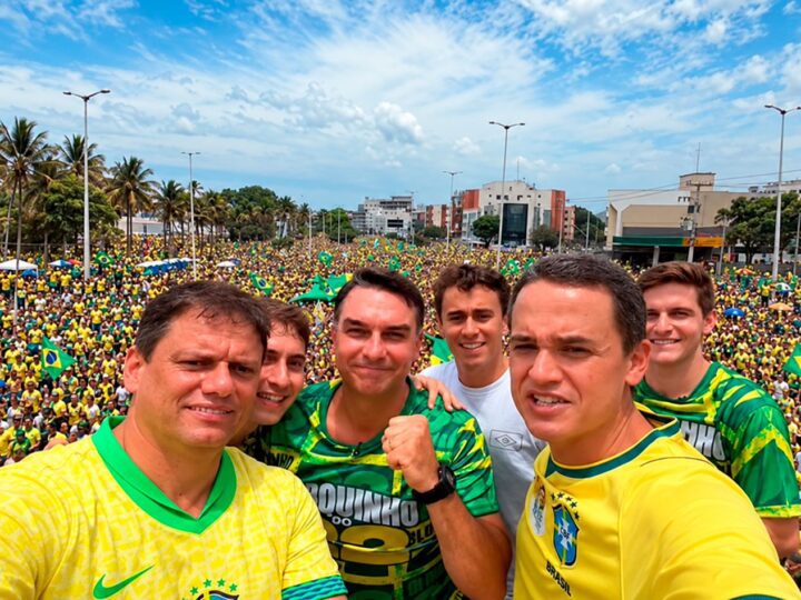 Apesar da previsão de chuva, multidão toma conta do Blocão 22 e movimenta Vitória
