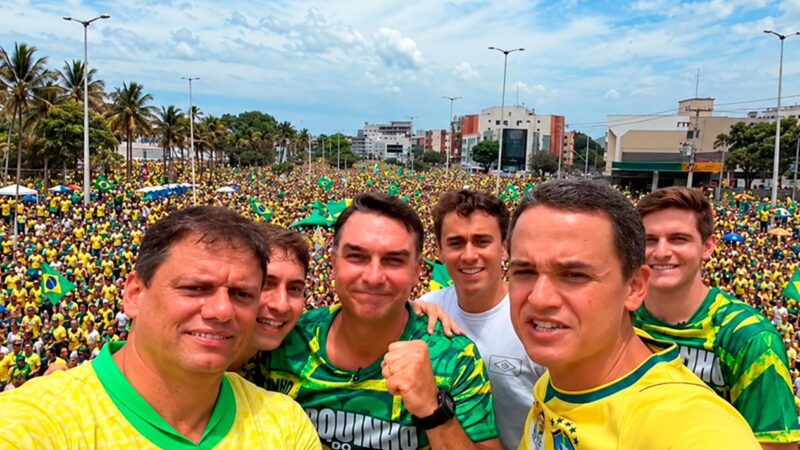 Apesar da previsão de chuva, multidão toma conta do Blocão 22 e movimenta Vitória