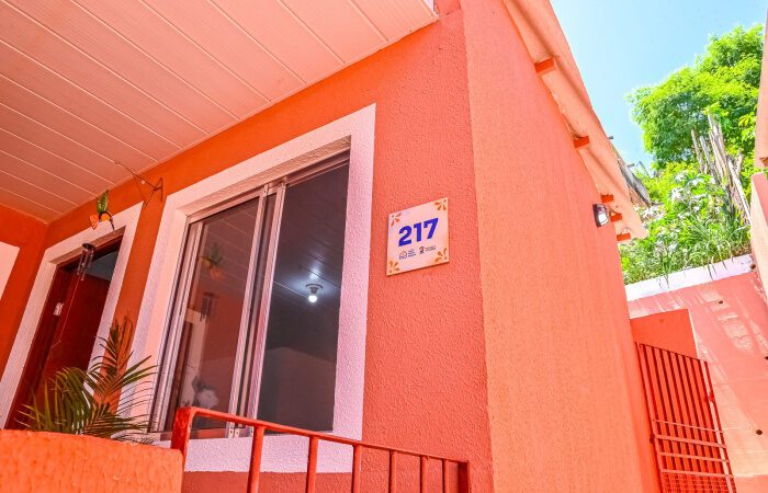 Vitória transforma casa de moradora de 62 anos e entrega imóvel reformado em Consolação