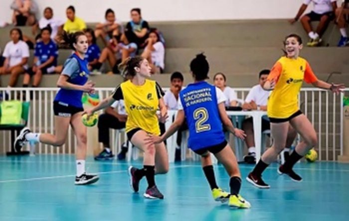 Vitória lança primeira escolinha municipal de handebol para crianças e adolescentes