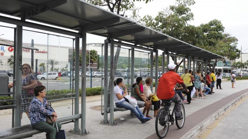 Prefeitura efetua notificações por afixação irregular de cartazes em ponto de ônibus