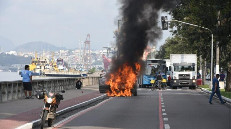 Veículo pega fogo próximo ao Centro da Capital, nesta sexta (13)