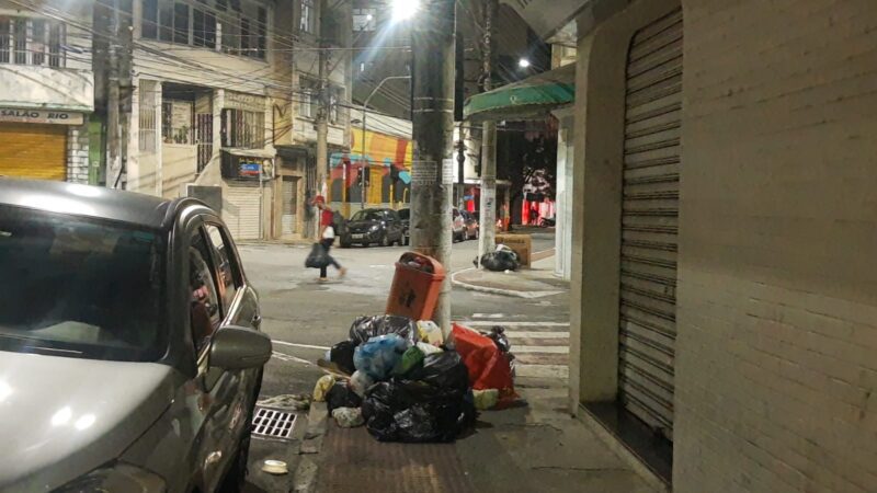 Coleta suspensa: Centro de Vitória já sofre com os reflexos da paralisação