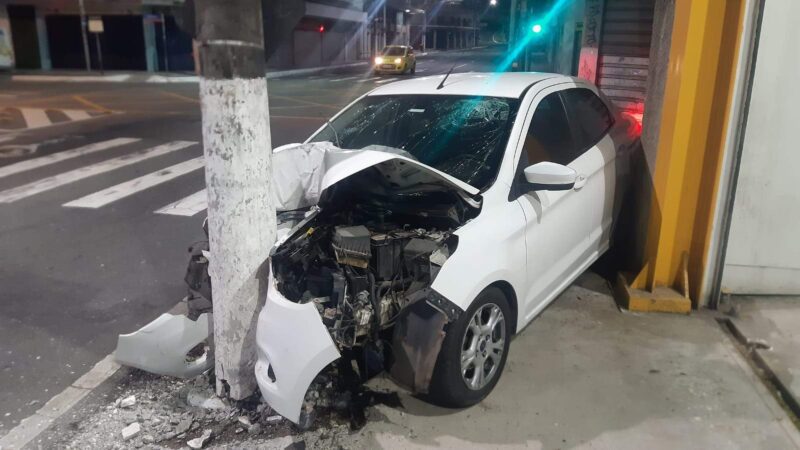 Motorista perde controle da direção e bate em poste no Centro de Vitória