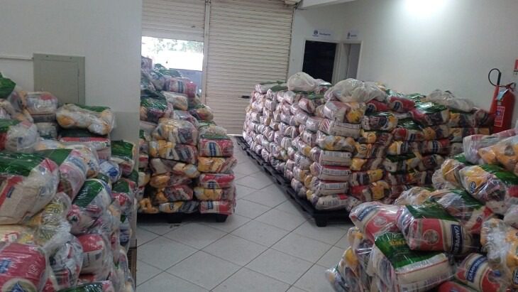 Banco de alimentos distribui cestas para famílias da capital