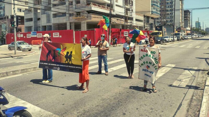 ​Equipes PETI de Vila Velha e Vitória realizam ação educativa na Rodovia do Sol