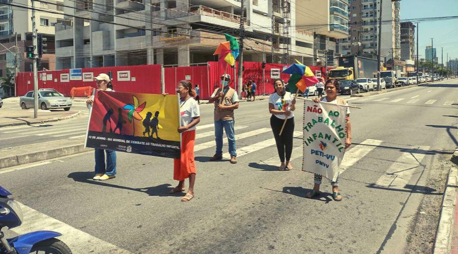 ​Equipes PETI de Vila Velha e Vitória realizam ação educativa na Rodovia do Sol