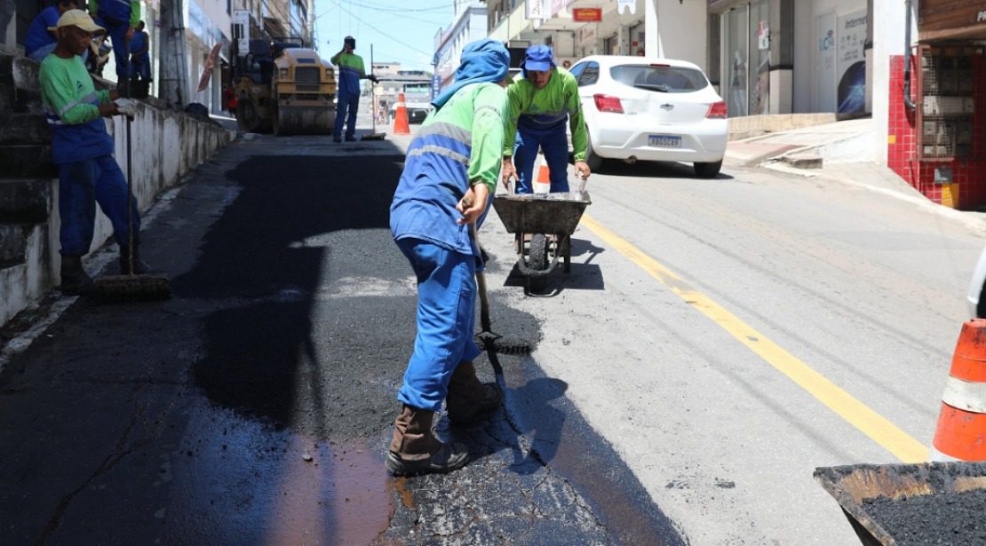 Para operação tapa-buracos nas ruas e avenidas de Cariacica a Secretaria de Serviços trabalha com quatro equipes