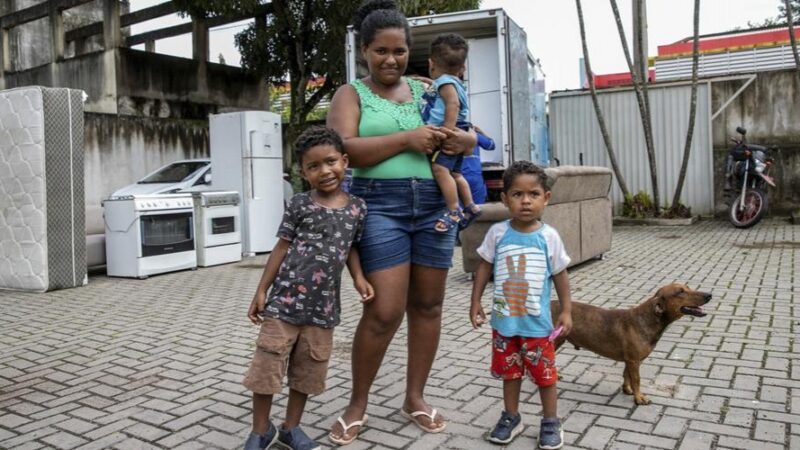 Móveis e eletrodomésticos são doados para famílias da Região 5 pela PMVV