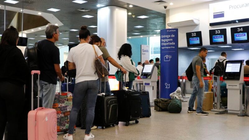 Turistas brasileiros gastaram mais de 1,2 bi de dólares no exterior em janeiro