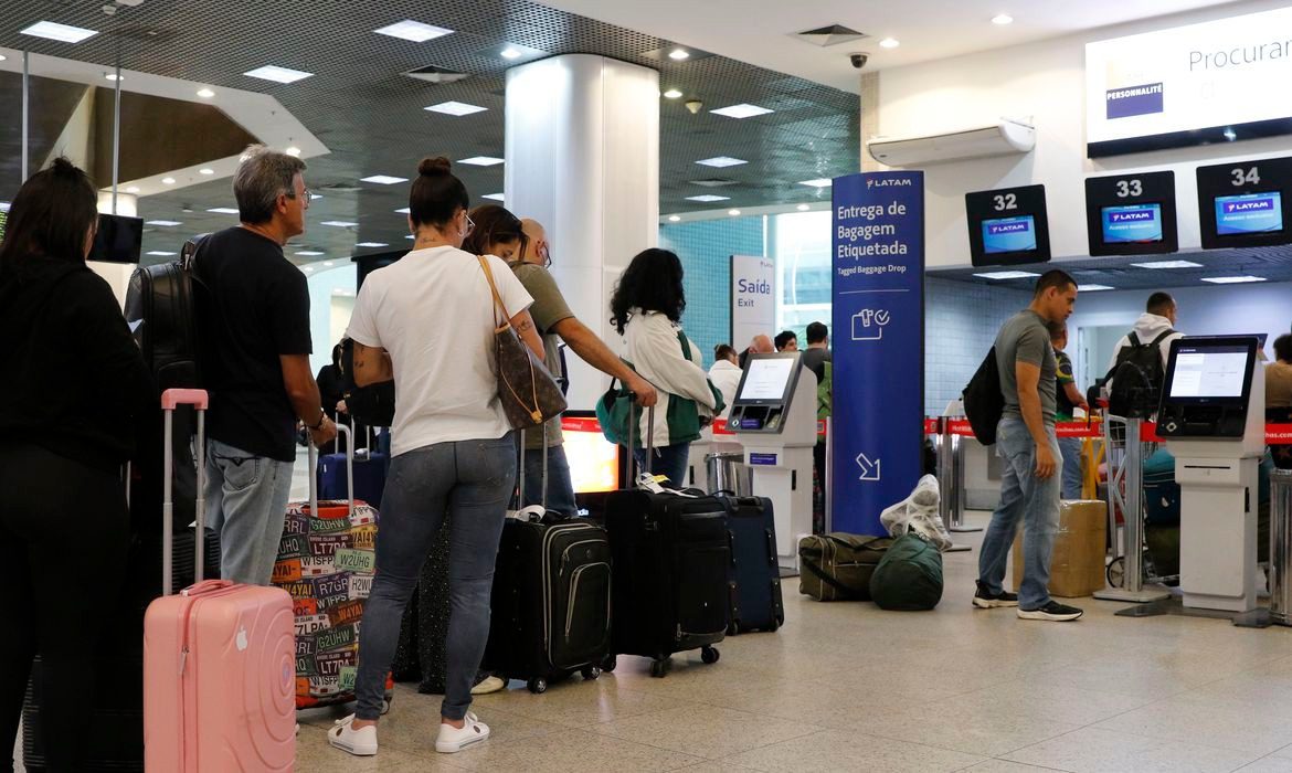 Turistas brasileiros gastaram mais de 1,2 bi de dólares no exterior em janeiro