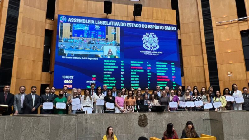 Marcelo Santos destaca a luta pelos direitos das mulheres em momento de homenagem na Ales