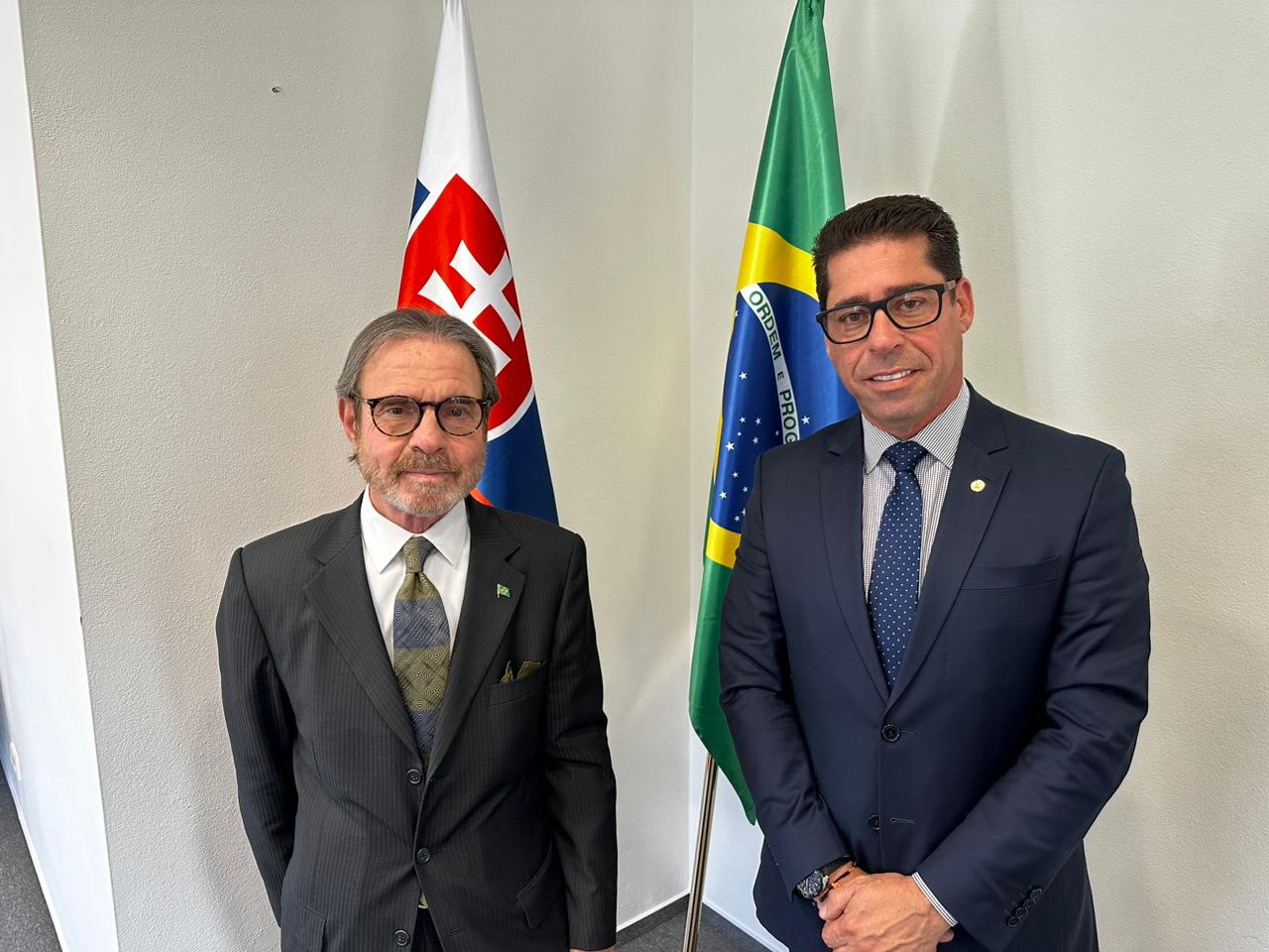 Presidente da Ales vai à embaixada brasileira na Eslováquia
