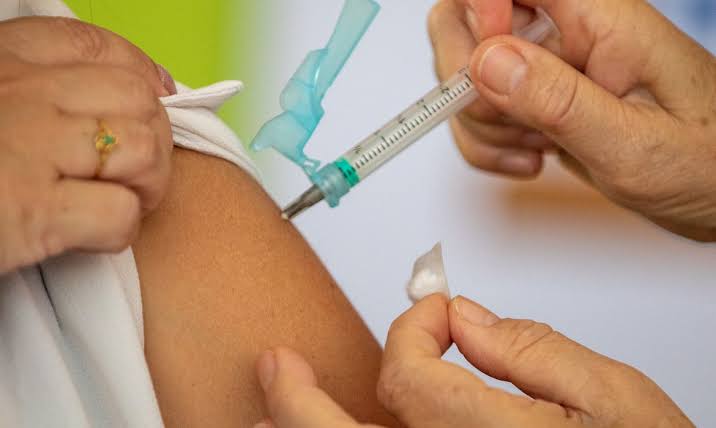 Vacina bivalente será ofertada sem agendamento de quinta (23) a domingo (26) no Shopping Moxuara, em Cariacica