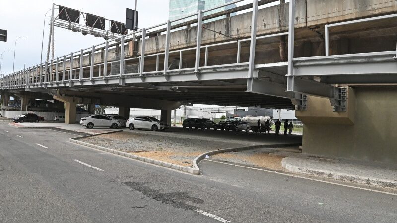 Prefeito de Vitória faz visita técnica em obras de urbanização embaixo da Terceira Ponte