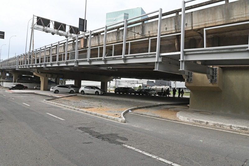 Prefeito de Vitória faz visita técnica em obras de urbanização embaixo da Terceira Ponte