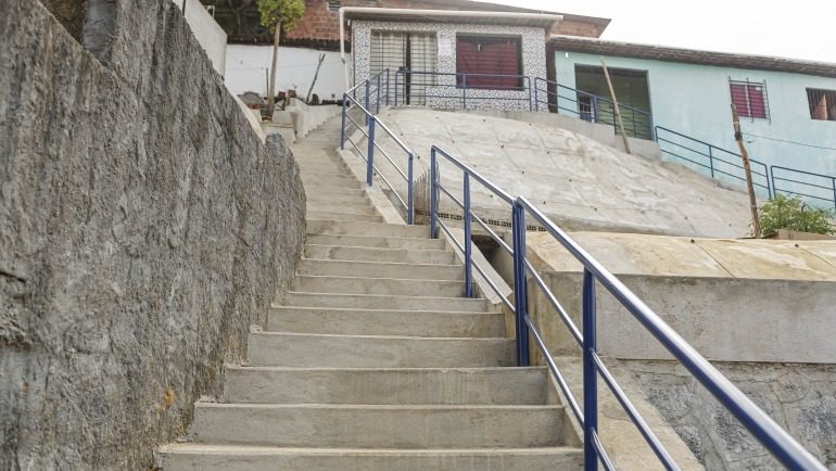 Serra tem melhorias em muro de contenção e escadaria nas comunidades