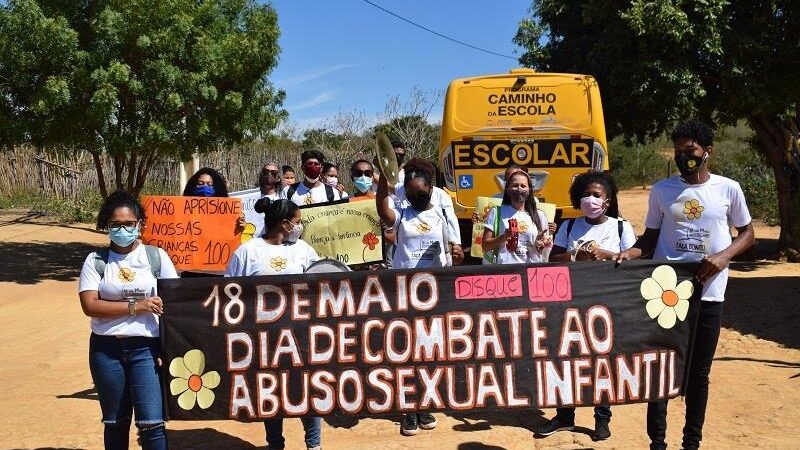 Secretaria de Assistência Social promove ações de conscientização em três terminais de ônibus durante o Maio Laranja