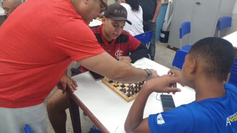 Alunos da EJA de Vitória aprimoram suas habilidades de xadrez visando aos Jogos Escolares Municipais