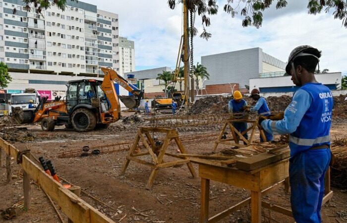 Obras do Centro Integrado de Assistência Social e Esportes recebem visita do Prefeito