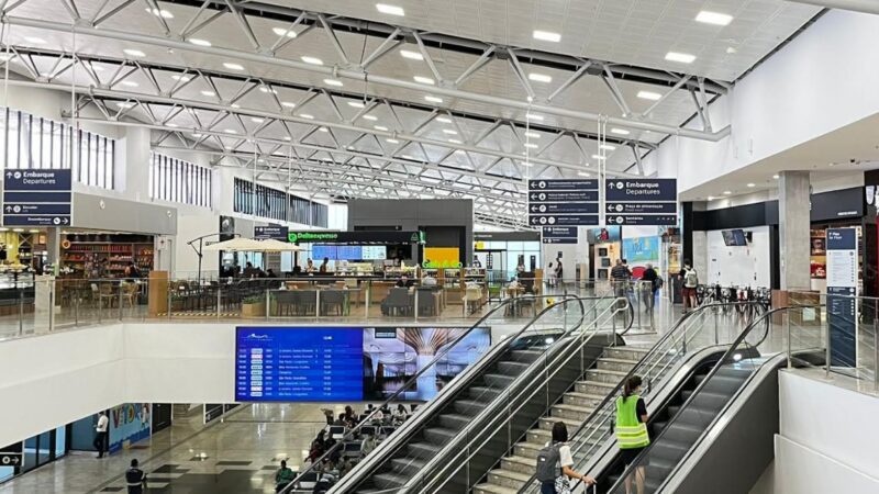Aeroporto de Vitória se destaca como referência de pontualidade no Brasil devido a investimentos em infraestrutura e capacitação