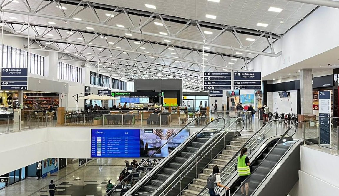 Aeroporto de Vitória se destaca como referência de pontualidade no Brasil devido a investimentos em infraestrutura e capacitação