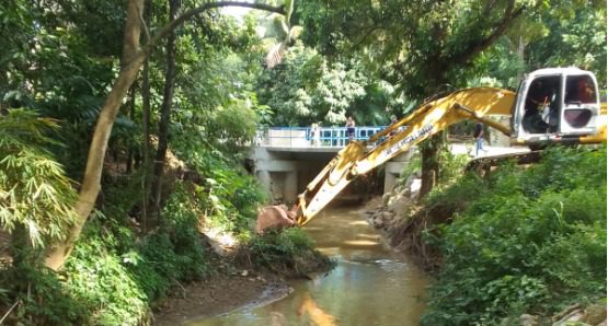 Limpeza do braço do Rio Bubu e de canal em Padre Gabriel é realizada por equipes da Secretaria de Serviços