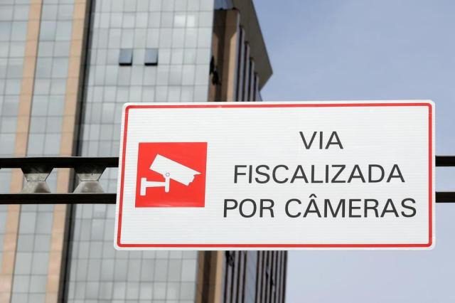 Infrações capturadas por câmeras de videomonitoramento resultam em autos de infração na Serra