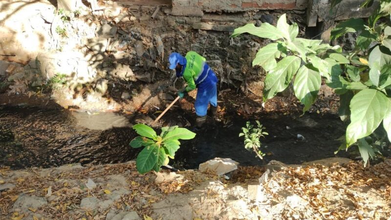Secretaria de Serviços de Cariacica mantém ritmo acelerado na limpeza de redes de drenagem e canais
