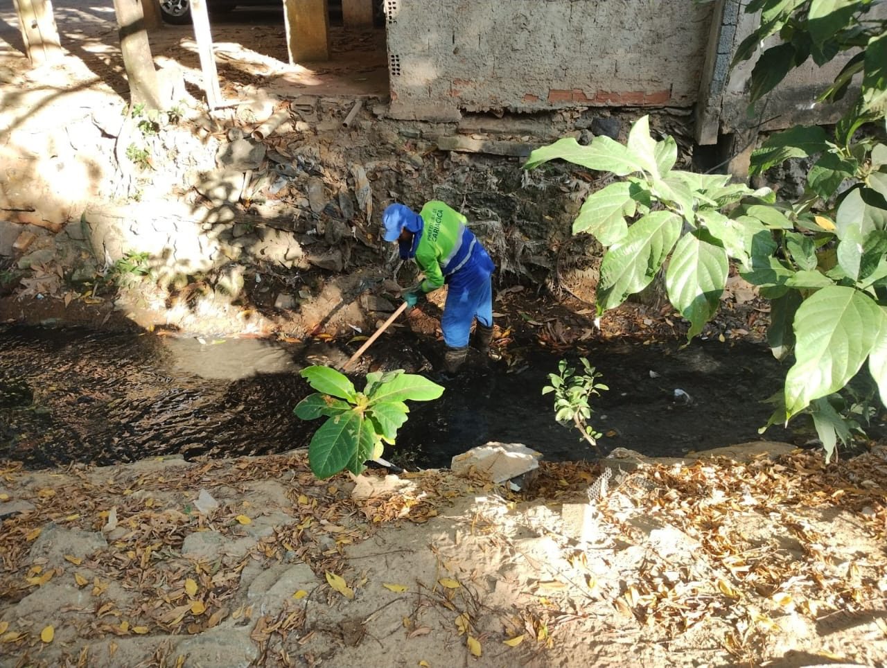 Secretaria de Serviços de Cariacica mantém ritmo acelerado na limpeza de redes de drenagem e canais