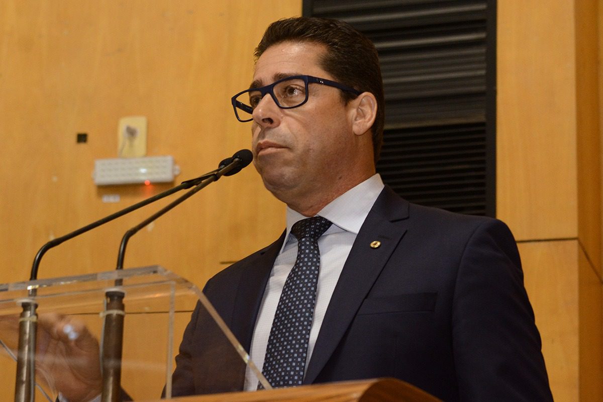 Marcelo Santos exerce liderança e assegura a aprovação da LDO na Assembleia, destacando sua atuação efetiva na condução de matérias de grande importância para o estado