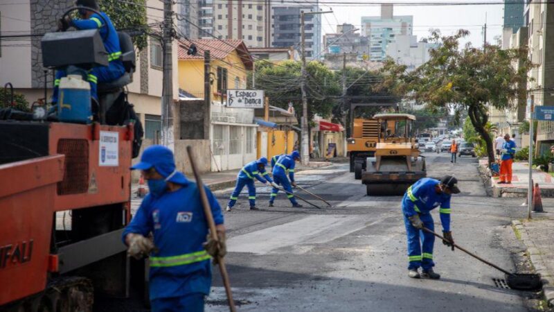 Recapeamento da rua São Paulo em Itapuã tem início pelo Programa Asfalto Novo