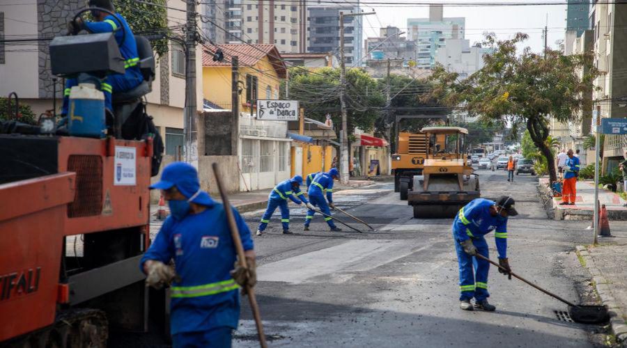 Recapeamento da rua São Paulo em Itapuã tem início pelo Programa Asfalto Novo