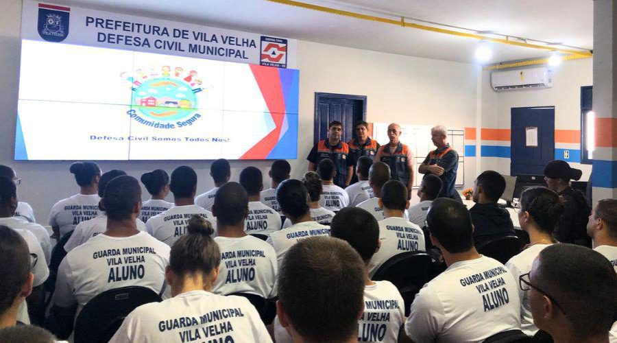 Alunos do curso de formação da Guarda Municipal de Vila Velha visitam a Defesa Civil
