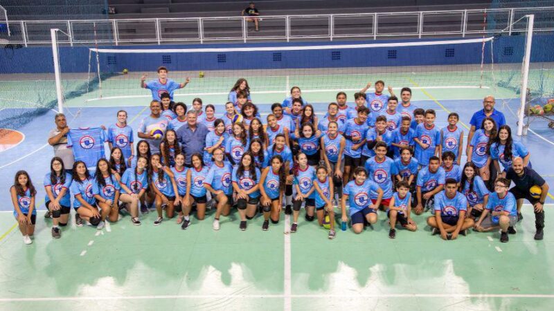 Alunos do núcleo de vôlei de quadra recebem uniformes da prefeitura de Vila Velha