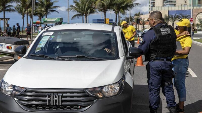 Motoristas de Vila Velha recebem orientações na blitz educativa da Semana Nacional do Trânsito