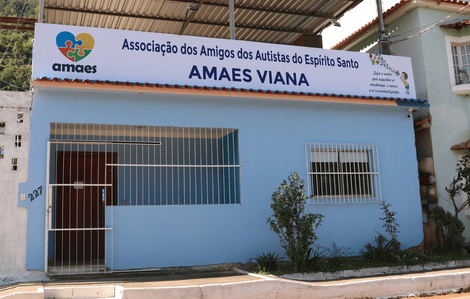 Viana inaugura sede de associação para atendimento especializado para autistas