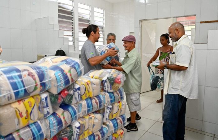 Moradores de Vitória recebem cestas de alimentos na manhã desta sexta (29)