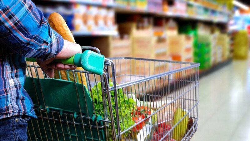 Procon Vitória identifica variações de preços de até 351% entre supermercados da cidade