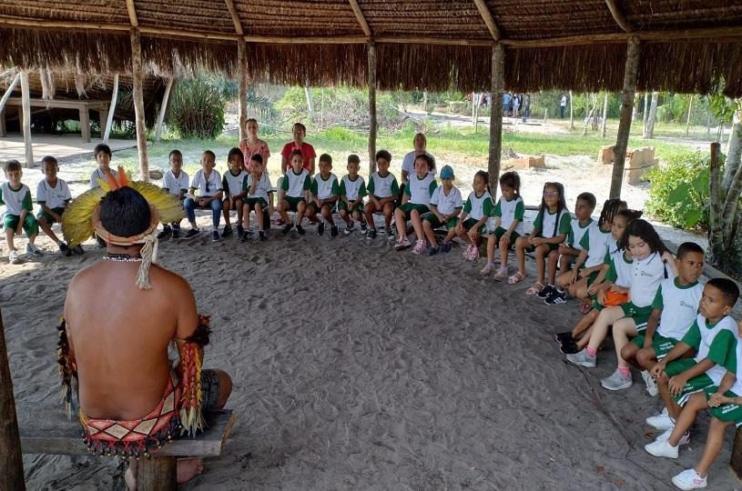 Alunos do CMEI Edvaldo Lima visitam aldeia indígena em Aracruz