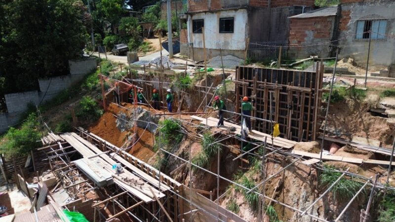 Avanços do muro de contenção da avenida Elói da Penha pela Secretaria de Obras em Padre Gabriel