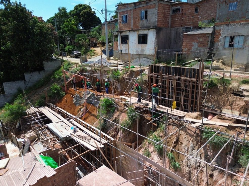 Avanços do muro de contenção da avenida Elói da Penha pela Secretaria de Obras em Padre Gabriel
