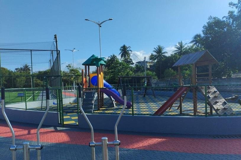 Comunidade de Praia de Carapebus celebra inauguração da praça e Campo revitalizados