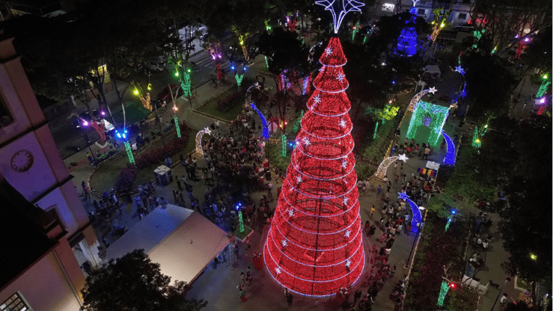 Cariacica-Sede brilha com a chegada do Papai Noel e iluminação de Natal em 2023