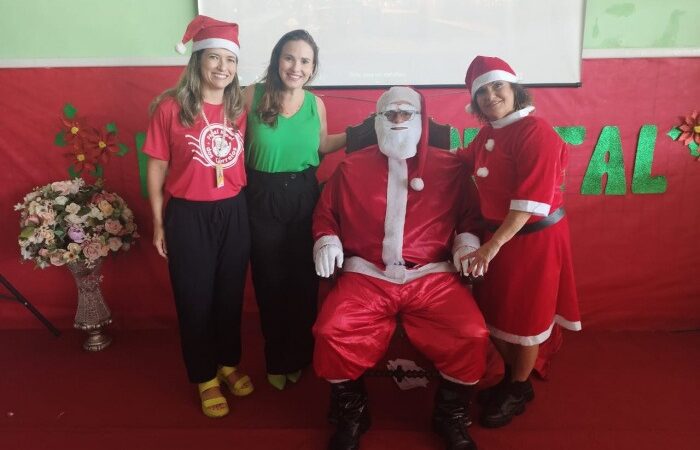 Papai Noel leva magia aos estudantes da Emef Anacleta Schneider Lucas