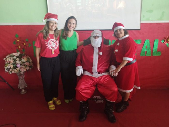 Papai Noel leva magia aos estudantes da Emef Anacleta Schneider Lucas